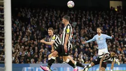 Pemain Manchester City, Bernardo Silva, mencetak gol ke gawang Newcastle United pada laga Piala FA di Stadion Etihad, Minggu (17/3/2024). Dua gol kemenangan City diborong oleh Bernardo Silva. (AP Photo/Dave Thompson)