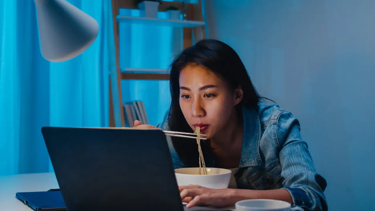 Tak Selalu Bikin Gemuk, Ini Fakta Tentang Makan Malam di Atas Jam 7