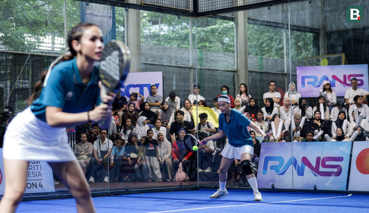<p>Pasangan selebritas Indonesia, Nasya Marcella dan Media (kanan) melakukan servis dalam laga final ganda putri padel Turnamen Olahraga Selebriti Indonesia (TOSI) Season 4 melawan pasangan Michelle Joan dan Andi Annisa Iasyah di GOR UNJ, Rawamangun, Minggu (09/11/2025). (Bola.com/Bagaskara Lazuardi)</p>