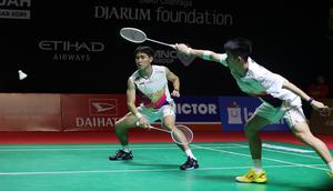 Pasangan muda Indonesia Raymond Indra/Nikolaus Joaquin menunjukkan kematangan permainan saat memenangi duel sesama wakil Indonesia, juga unggulan kelima, Sabar Karyaman Gutama/Moh Reza Pahlevi Isfahani untuk melaju ke final BWF World Tour Super 500 Daihatsu Indonesia Masters 2026. Pada pertandingan semifinal di Istora Senayan, Jakarta, Sabtu, Raymond/Joaquin menang dua gim langsung dengan skor 21-19, 21-14. (Bola.com/M Iqbal Ichsan)