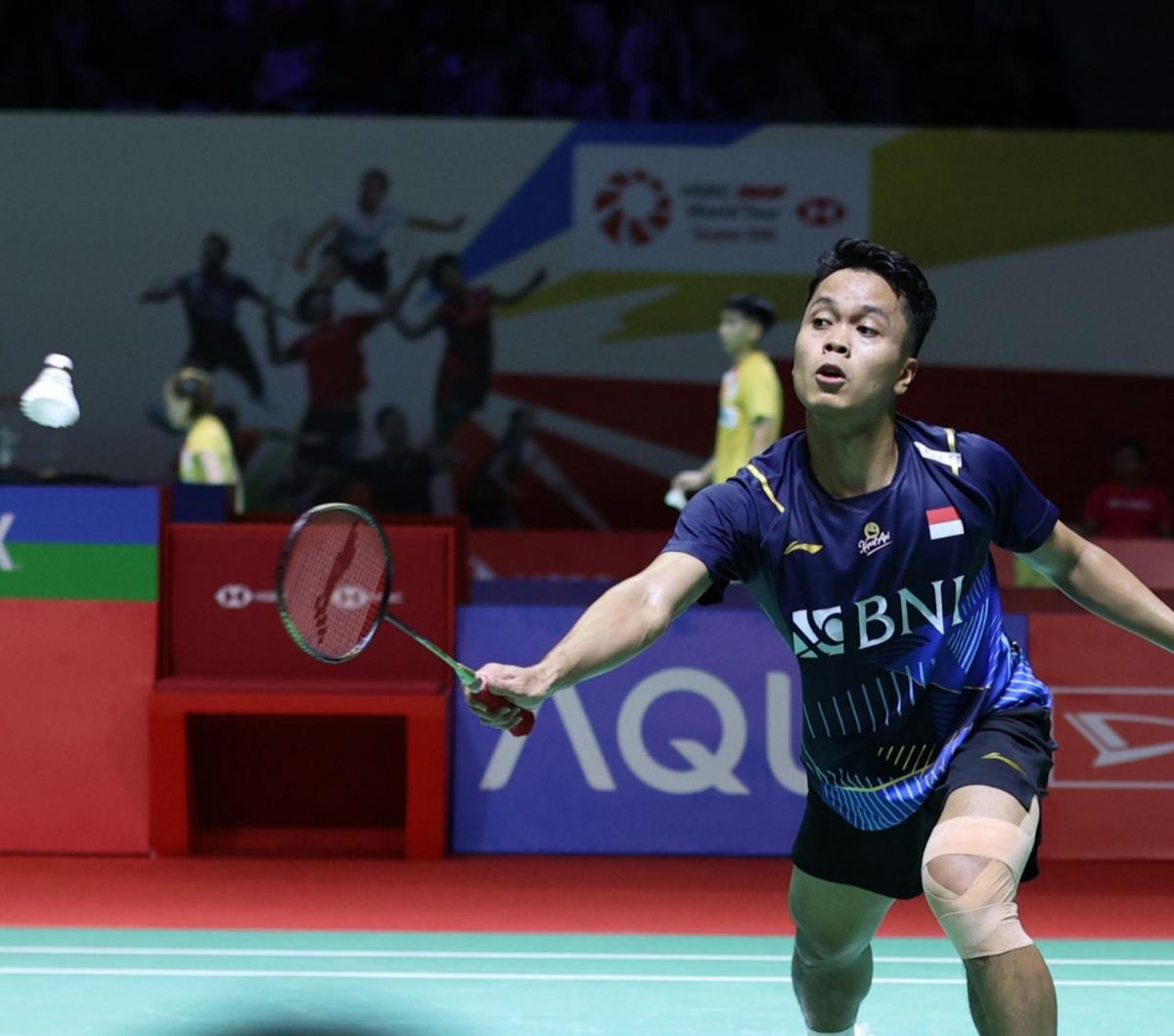 Laga antara Anthony Sinisuka Ginting melawan Kantaphon Wangcharoen berlangsung seru.<br><br>Meskipun Wangcharoen tampil lebih agresif di awal game kedua, Ginting berhasil menyamakan skor dan akhirnya mengambil kendali permainan.<br>(Foto Bola.com/M Iqbal