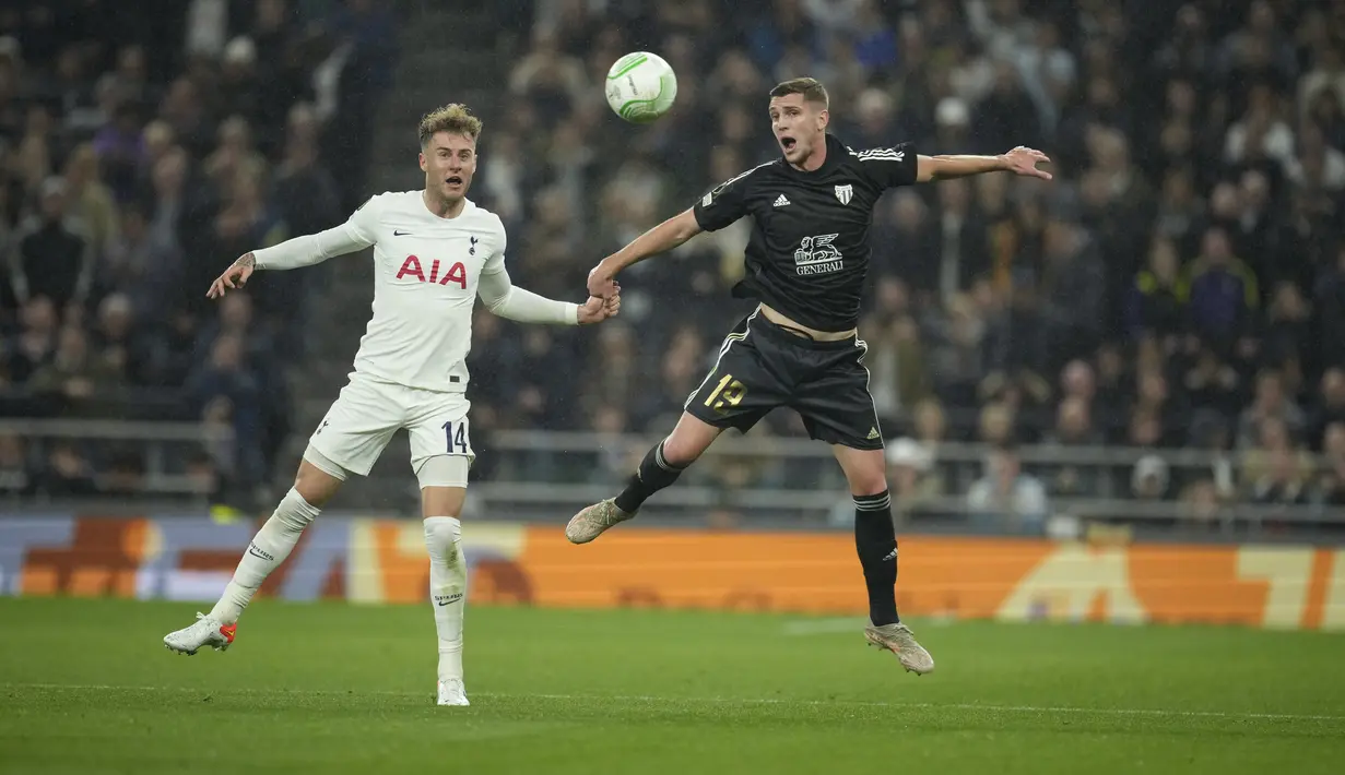 Bek Tottenham Hotspur Joe Rodon berebut bola dengan penyerang NS Mura, Nardin Mulahusejnovic pada matchday kedua Grup G Liga Konferensi Eropa di Tottenham Hotspurs Stadium, Jumat (1/10/21) dini hari WIB. Tottenham sukses menang dengan skor telak 5-1 saat menjamu NS Mura. (AP Photo/Matt Dunham)
