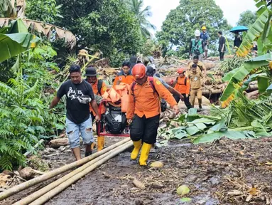 Personel Badan Nasional Pencarian dan Pertolongan (Basarnas) Manado membawa sejumlah alat yang diperlukan guna membantu operasi pencarian dan pertolongan korban bencana banjir bandang di Kabupaten Kepulauan Siau Tagulandang Biaro, Provinsi Sulawesi Utara, Selasa 6 Januari 2026. Kantor Pencarian dan Pertolongan Manado menurunkan sebanyak 16 personel beserta Alat Utama (Alut) SAR untuk melaksanakan operasi pencarian dan pertolongan pada bencana banjir bandang yang melanda Kabupaten Kepulauan Siau Tagulandang Biaro, Provinsi Sulawesi Utara. (Foto: Basarnas)