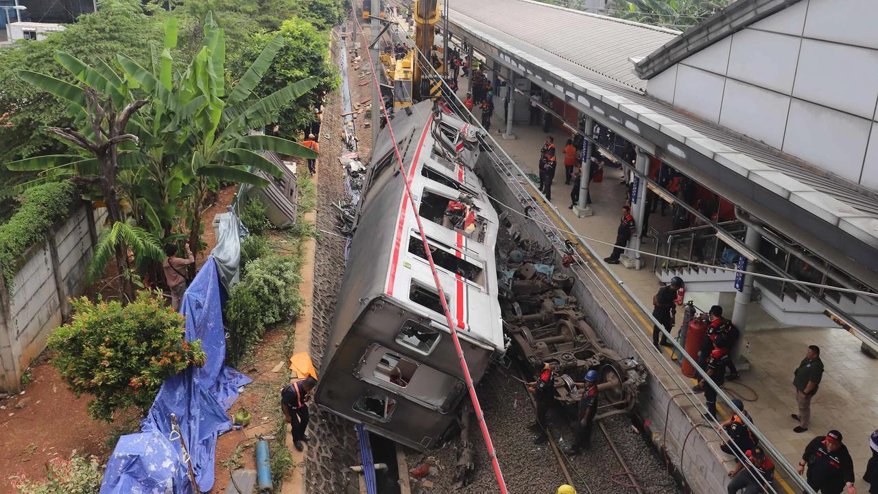 FOTO: Evakuasi Gerbong KRL Commuterline di Stasiun Bekasi Timur