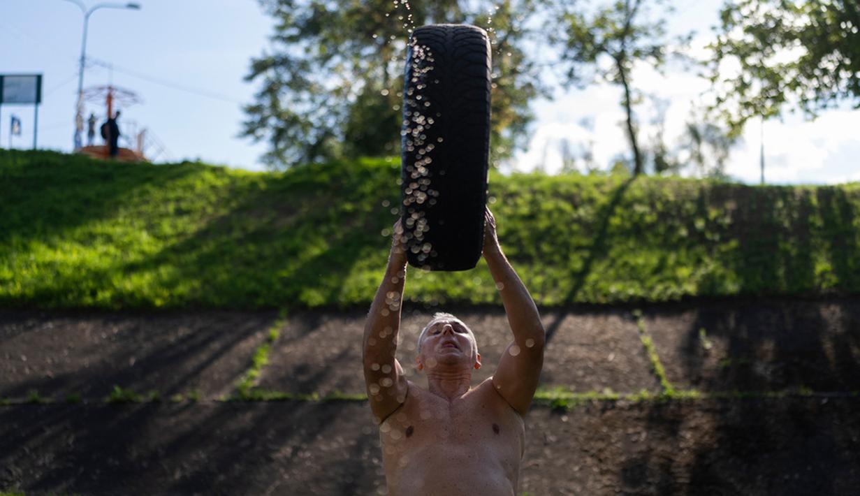 Layaknya gym, warga yang ingin latihan bertelanjang dada dan hanya menggunakan celana pendek. (AP Photo/Jae C. Hong)