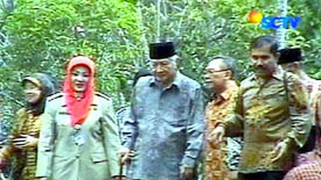 Soeharto Berziarah Ke Makam Ibu Tien News Liputan6 Com