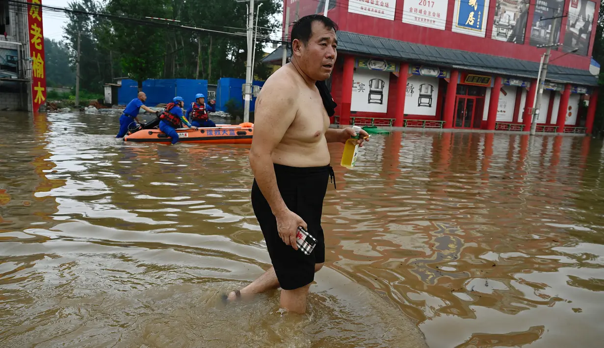 Pusat banjir bergeser ke provinsi tetangga Hebei pada hari Rabu. (Jade Gao / AFP)