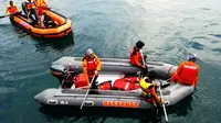 Tim SAR mengevakuasi jenazah pemancing yang tenggelam di dekat Pelabuhan Garongkong, Kabupaten Barru, Sulawesi Selatan. (Liputan6.com/Achmad Yusran)