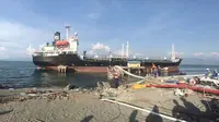 Bantu Penyaluran BBM Kapal Tanker MT Karmila Pasok Premium ke Donggala