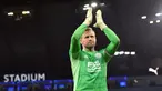 Kontribusi Kasper Schmeichel sebagai penjaga gawang Leicester City memang tak bisa dipandang sebelah mata. Penampilannya yang solid membuat The Foxes mampu menjadi tim kuda hitam di Liga Inggris. Puncaknya, ia berhasil membawa klubnya memenangkan gelar liga musim 2015/2016. Schemeichel sendiri telah membela Leicester sejak 2011 silam. Selama di King Power, pria berkebangsaan Denmark tersebut tercatat telah tampil sebanyak 478 kali dengan raihan 147 clean sheet di semua ajang. (AFP/Anthony Devlin)