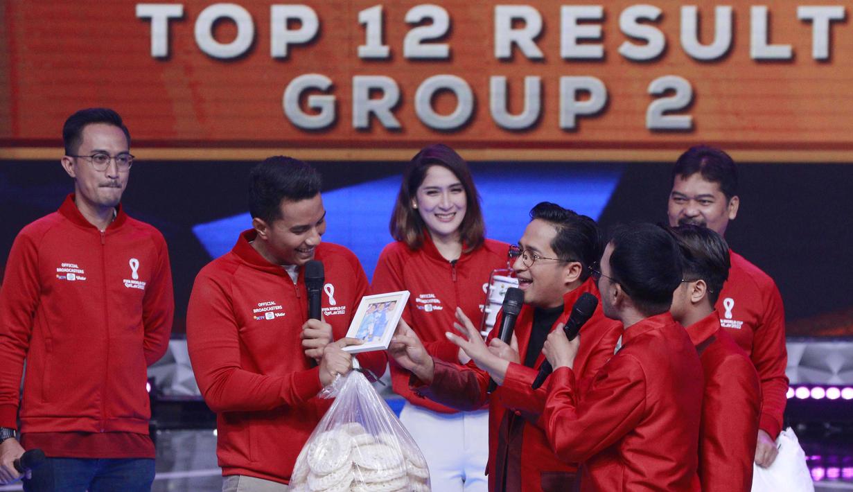 Tak lupa Irfan Hakim juga memberikan bingkai foto salah satu keluarga dari anggota tim yang berangkat. (Bola.com/M Iqbal Ichsan)