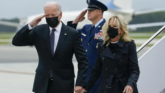 Presiden AS Joe Biden memberi hormat saat ia dan Ibu Negara Jill Biden tiba di Dover Air Force Base, Delaware pada Minggu (29/8/2021). (Photo credit: AP Photo/Manuel Balce Ceneta)