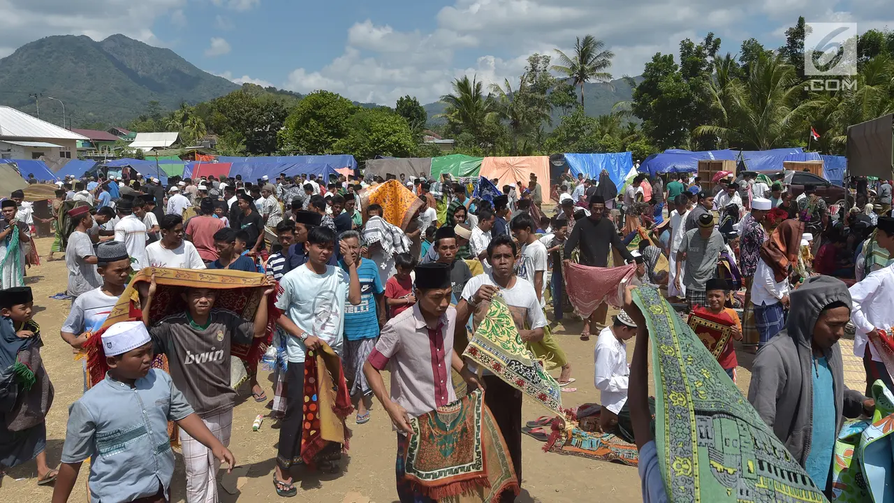 Suasana Haru Salat Jumat Pascagempa di Lombok