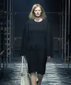 Apa arti feminitas di era modern? Bagaimana cara mendefinisikannya? Koleksi ini merupakan bentuk pertanyaan mendalam tentang persepsi kolektif terhadap keindahan dan tipikalitas feminitas yang terus berubah. [Dok/Prada].
