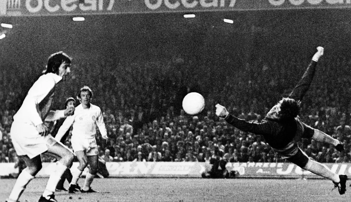 pemain Barcelona, Johan Cruyff, berusaha menaklukkan kiper Leeds United dalam semifinal Piala Champions, 24 April 1975, di Munich, Jerman. (AFP)