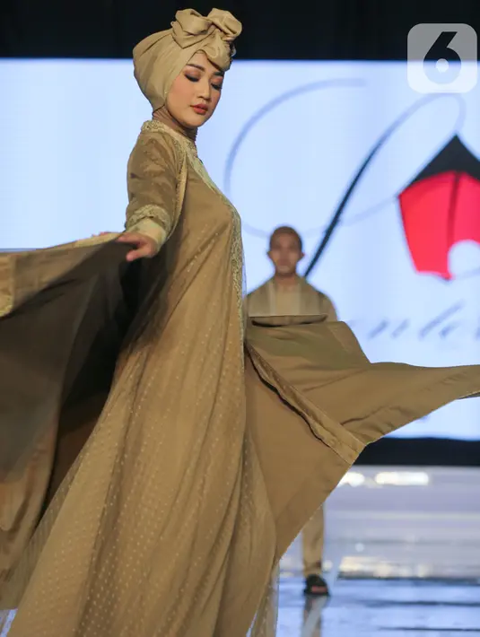 Model membawakan busana Rumah Lentera pada Palembang Fashion Week di Palembang, Sabtu (07/3/2020). Pagelaran busana yang ketujuh dengan menampilkan 20 desainer lokal untuk mendukung Dewan Kerajinan dan Kesenian Daerah (Dekranasda) Ogan Komering Ulu Selatan. (Liputan6.com/Fery Pradolo)