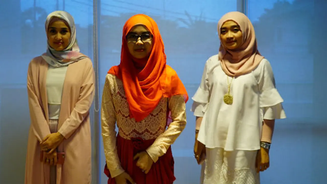 (Kiri-kanan) Prita Ghozie (Financial Planner dan Founder & CEO ZAP Finance), Shandyora Ayya (Pelapak di Bukalapak), Ayu Dyah Andari (Fashion Designer dan Owner A.D.A by Ayu Dyah Andari)/Ogilvy.com