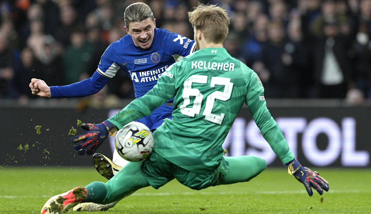 <p>Kiper Liverpool, Caoimhin Kelleher (kanan) menghalau bola tendangan pemian Chelsea, Conor Gallagher pada laga final Carabao Cup 2023/2024 di Stadion Wembley, Inggris, Minggu (25/02/2024). Pertandingan dimenangkan The Reds melalui gol semata wayang Virgil Van Dijk. (AP Photo/Dave Shopland)</p>