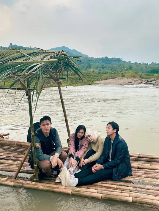 Jalani syuting bareng, kebersamaan para pemain di lokasi syuting ini pun terkadang kocak saat berpose nyeleneh untuk membuat konten sambil menyapa para penggemarnya di media sosial Instagram. (Liputan6.com/IG/@cutsyifaa)