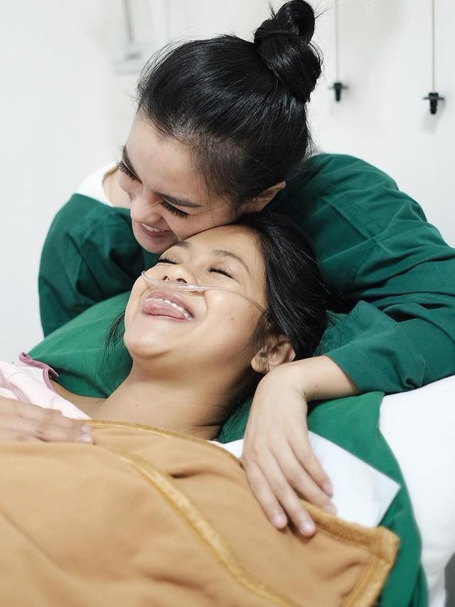 [Fimela] Rini Yulianti Melahirkan