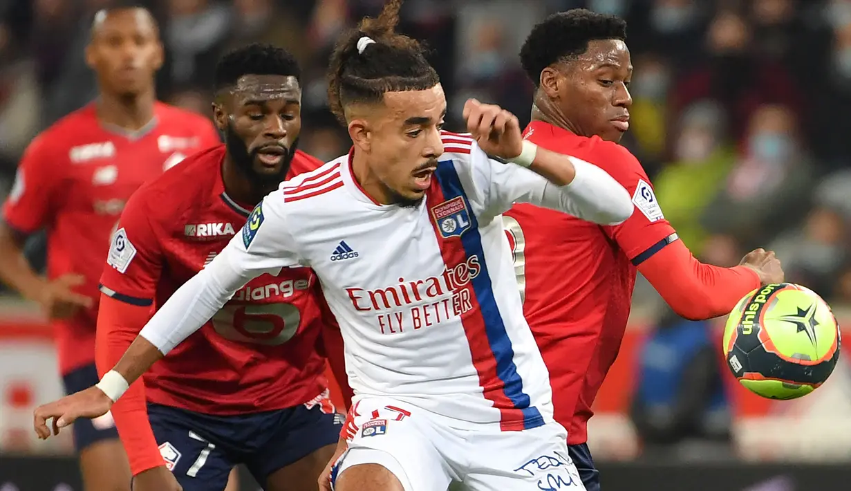 Malo Gusto. Bek kanan Prancis milik Olympique Lyon ini baru saja didapatkan oleh Chelsea pada 29 Januari 2023 dengan nilai transfer sebesar 30 juta euro atau setara Rp488 miliar. Namun sang pemain masih akan membela Olympique Lyon berstatus pinjaman dari Chelsea hingga akhir musim 2022/2023 dan baru akan memperkuat Chelsea pada awal musim 2023/2024. (AFP/Denis Charlet)