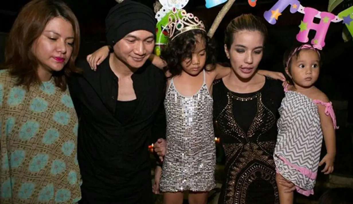 Suasana akrab dan ceria ditunjukkan oleh Wina istri Anji Drive, Anji, Leticia, Sheila Marcia dan anaknya yang digendong dari pernikahannya dengan Kiki Milano. (Instagram/sheilamarciajoseph)