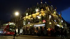 Pohon natal menutupi bagian luar bangunan bar The Churchill Arms di London, Inggris, 20 Desember 2016. Dalam rangka menyambut Natal, lebih dari 80 pohon natal dan hampir 22.000 lampu berkelap-kelip tampak menghiasi bar tersebut. (REUTERS/Neil Hall)