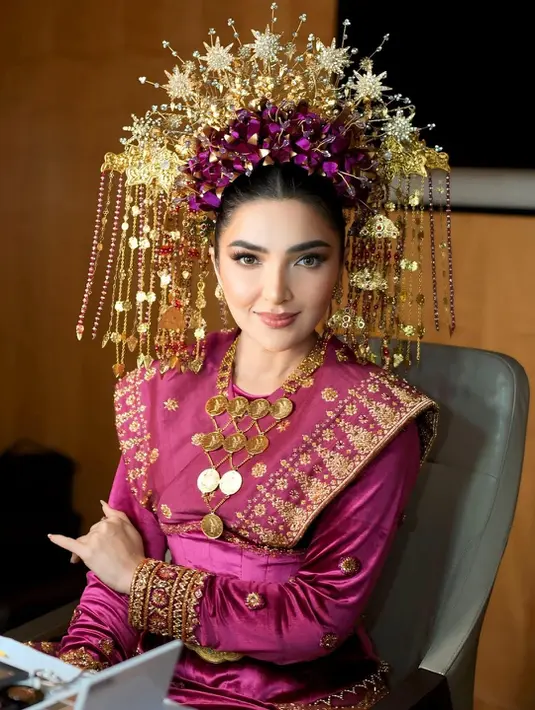 Dengan makeup modern, Ashanty terlihat lebih segar, relevan, dan tetap menghormati nilai budaya. [@ashanty_ash]