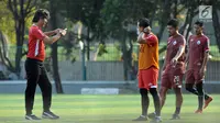 Pelatih Persija, Stefano Cugurra (kiri) memberi arahan pada Bambang Pamungkas (ketiga kiri) saat latihan di Lapangan A Kompleks GBK Jakarta, Jumat (11/5). Persija melakoni laga kandang lawan Madura United, Sabtu (11/5). (Liputan6.com/Helmi Fithriansyah)