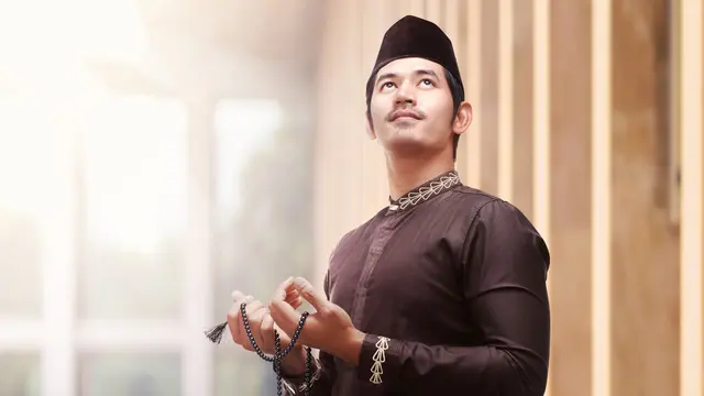 Asal Mula Baju Koko yang Bikin Pria Muslim Ganteng Maksimal di Hari Lebaran