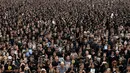 Puluhan ribu pelayat berpakaian hitam berkumpul di luar Grand Palace sambil menyanyikan rekaman lagu kerajaan, di Bangkok, Thailand, (22/10). Sebagian mereka membawa foto dan poster untuk menghormati raja mereka. (REUTERS/Jorge Silva)