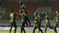 Striker Tira Persikabo, Loris Arnaud, merayakan gol yang dicetaknya ke gawang Borneo FC pada laga Shopee Liga 1 di Stadion Pakansari, Bogor, Minggu (1/9). Borneo tahan imbang 2-2 Tira Persikabo. (Bola.com/Yoppy Renato)