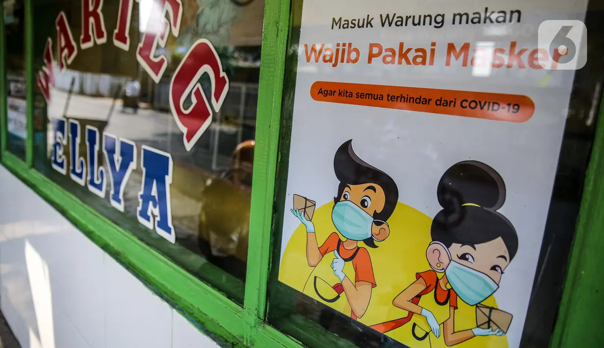 Pesan imbauan terlihat di Warteg Ellya yang menerapkan protokol kesehatan pencegahan penyebaran COVID-19, Cilandak Timur, Pasar Minggu, Jakarta, Selasa (21/7/2020). Warteg Ellya mewajibkan pengunjung untuk menggunakan masker saat makan di tempatnya. (Liputan6.com/Faizal Fanani)