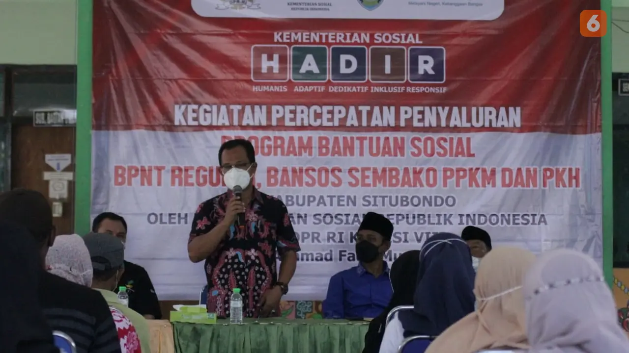 Kepala Badan Kepegawaian dan Pengembangan Sumber Daya Manusia (BKP-SDM) Situbondo Fathor Rakhman  Memberikan Arahan dalam Acara Penyaluran Bantuan Sosial. (Hermawan Arifianto/Liputan6.com)