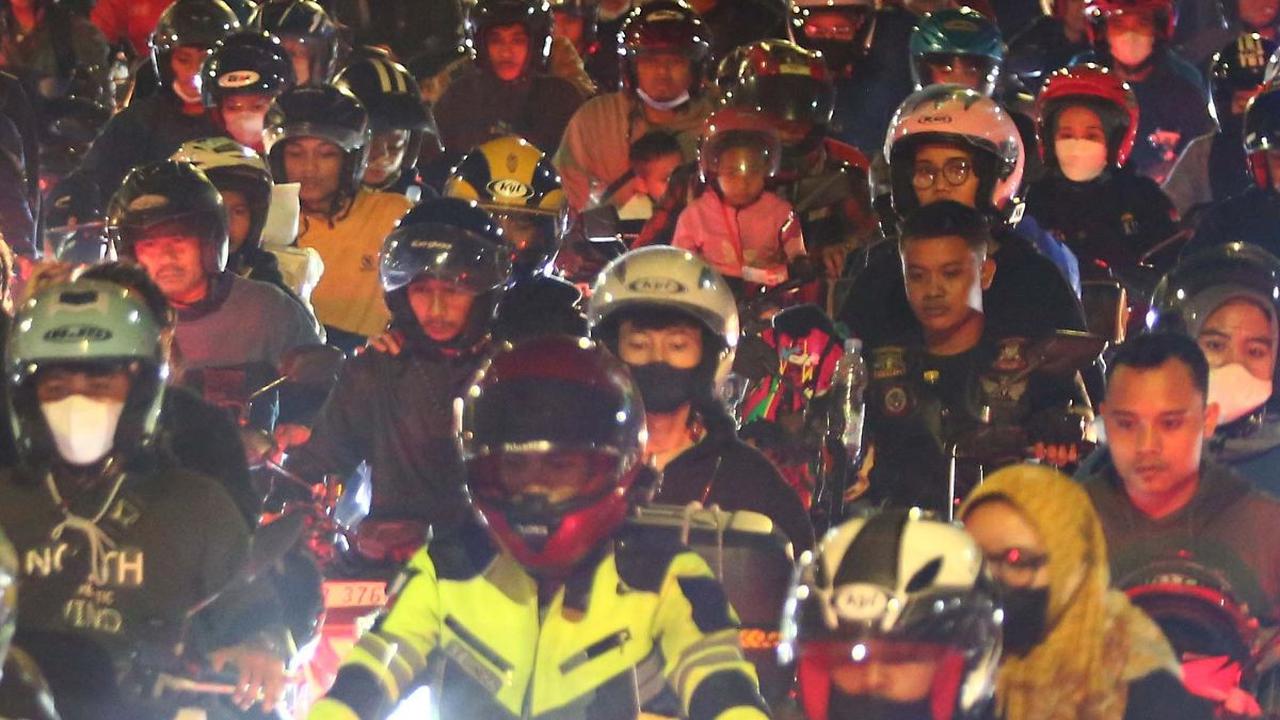 Sebanyak 11.193 orang telah menyeberang ke Pelabuhan Bakauheni, Lampung melalui Pelabuhan Ciwandan, Banten hingga Jumat (5/4) atau H-5 Lebaran.&nbsp;Liputan6.com/Angga Yuniar