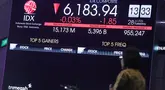 Pekerja berdiri dekat layar digital pergerakan Indeks Harga Saham Gabungan (IHSG) di Bursa Efek Indonesia (BEI), Jakarta, Jakarta, Selasa, 28 Juli 2026. (KLY/ Arie Basuki)