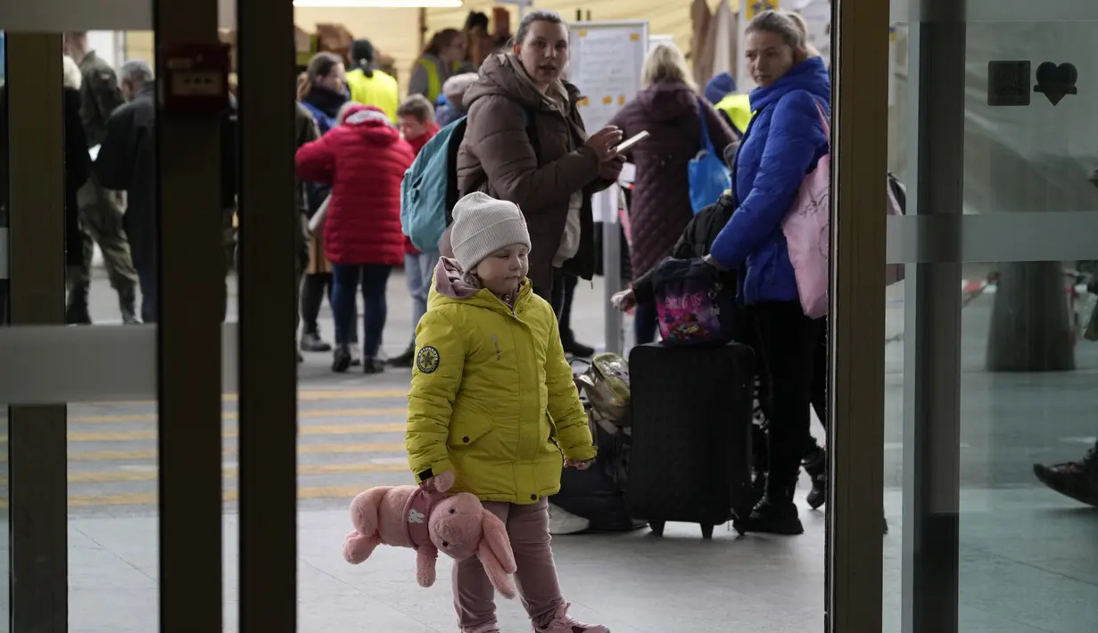 Pengungsi Ukraina menunggu di stasiun kereta api pusat di Warsawa, Polandia, Rabu (30/3/2022). Badan pengungsi PBB mengatakan lebih dari 4 juta orang telah meninggalkan Ukraina setelah invasi Rusia, tonggak baru dalam krisis pengungsi terbesar di Eropa sejak Dunia Perang II. (AP/Czarek Sokolowski)