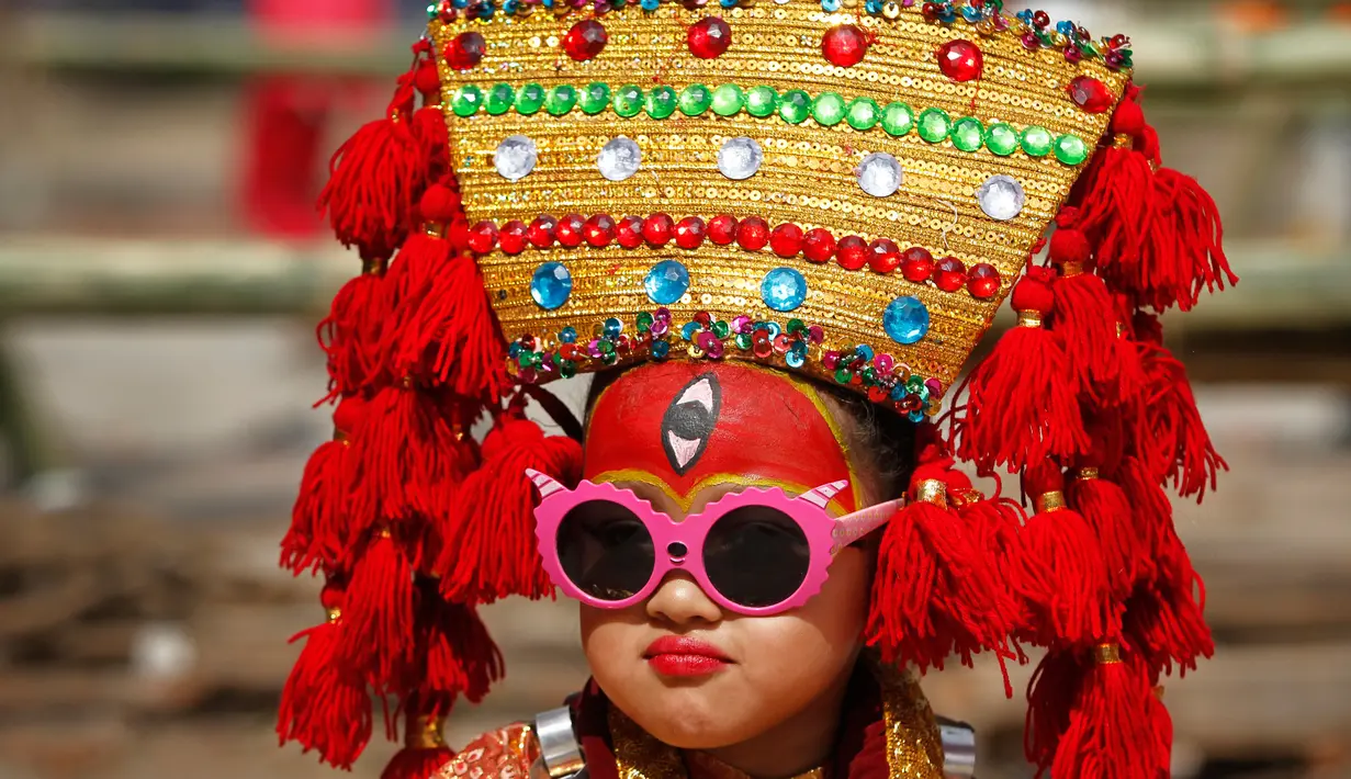 Ekspresi seorang anak saat mengikuti pemujaan Kumari di Hanuman Dhoka, Kathmandu, Nepal, Senin (4/9). Ritual ini bermakna religius bagi masyarakat Nepal untuk menyelamatkan anak-anak dari penyakit dan nasib buruk. (AP Photo/Niranjan Shrestha)