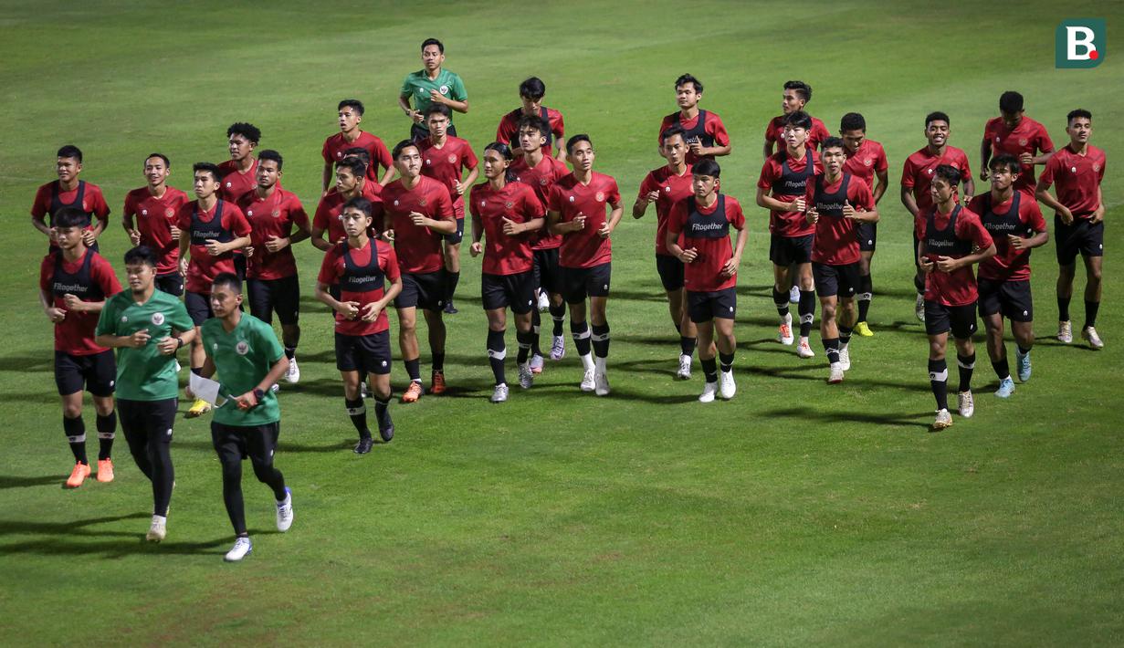 Pemain Timnas Indonesia U-22 melakukan penasan saat berlatih menjelang SEA Games 2023 di Lapangan A, Kompleks Stadion Utama Gelora Bung Karno (SUGBK), Senayan, Jakarta, Rabu (05/04/2023). Garuda Muda nantinya akan tergabung di Grup A bersama tuan rumah Kamboja, Timor Leste, Filipina, dan Myanmar. (Bola.com/Bagaskara Lazuardi)