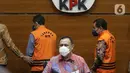 Bupati Banjarnegara 2017-2022, Budhi Sarwono (kanan) usai penetapan tersangka dan penahanan di Gedung KPK Jakarta, Jumat (3/9/2021). Budhi Sarwono diduga meminta fee dari sejumlah perusahaan yang mendapat paket pengerjaan infrastuktur di Kab Banjarnegara. (Liputan6.com/Helmi Fithriansyah)