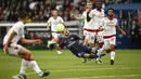 Striker PSG, Neymar, terjatuh saat berebut bola dengan pemain Girondins Bordeaux pada laga Liga 1 Prancis di Stadion Parc des Princes, Sabtu (30/9/2017). PSG menang 6-2 atas Girondins Bordeaux. (AFP/Christophe Simon)