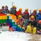 Wanita suku Aymara mendaki gunung Huayna Potosi di pinggiran La Paz, Bolivia. Mereka mengenakan pakaian tradisional Bolivia.