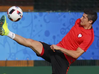Pemain Polandia, Robert Lewandowski melakukan jugling saat sesi latihan di lympic Marseille Training Ground, Marseille, Prancis, (29/6/2016). (REUTERS/Kai Pfaffenbach)
