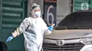 Petugas kesehatan saat melakukan swab test PCR pada warga di Laboratoriun GSI Cilandak, Jakarta Selatan, Rabu (18/8/2021). Tarif tertinggi pemeriksaan RT-PCR untuk Jawa dan Bali kini menjadi Rp 495.000, sedangkan wilayah lainnya Rp 525.000. (merdeka.com/Iqbal S. Nugroho)