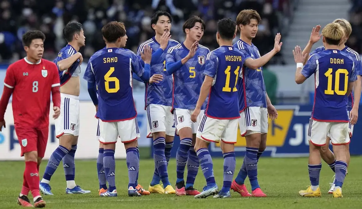 Pemain Jepang merayakan kemenangan atas Thailand pada laga uji coba di Stadion Nasional Jepang, Tokyo, Senin (1/1/2023). Hasil tersebut membuat Timnas Indonesia yang nanti satu grup dengan Jepang harus waspada dan mempersiapkan tim lebih baik di Piala Asia nanti. (AP Photo/Shuji Kajiyama)