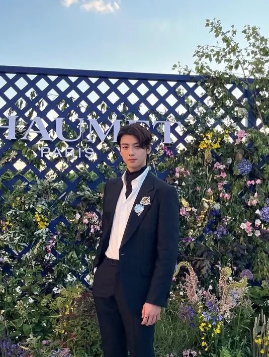 Di media sosial, ada netizen yang awalnya tak menyadari bahwa pria tampan itu adalah Cha Eun Woo. Fitur wajahnya yang kecil ikut mencuri perhatian. (Foto: Instagram/ eunwo.o_c)