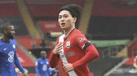 Gelandang Southampton, Takumi Minamino melakukan selebrasi usai mencetak gol ke gawang Chelsea dalam laga lanjutan Liga Inggris 2020/21 pekan ke-25 di St. Mary's Stadium, Southampton, Sabtu (20/2/2021). Southampton bermain imbang 1-1 dengan Chelsea. (AP/Neil Hall/Pool)