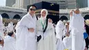 Pada bulan Maret lalu, bersama suami, Danu Sofyan dan keluarganya menjalani ibadah umrah. Banyak kemudahan selama menjalani ibadah umrah hingga pada akhirnya ia memutuskan untuk menutup auratnya. [Instagram/jenitajanet]