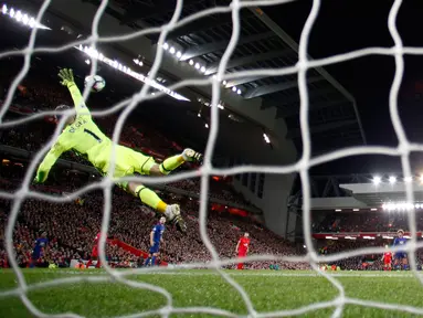 Aksi penyelamatan penjaga gawang Manchester United, David De Gea dalam pertandingan liga Inggris, Liverpool kontra MU di stadion Anfield, Liverpool, Inggris (17/17). Pada pertandingan ini kedua tim bermain imbang tanpa gol. (Reuters/Phil Noble)