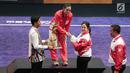 Menko PMK Puan Maharani didampingi Menpora Imam Nahrawi memberikan medali emas kepada Lindswell Kwok usai menjuarai pertandingan wushu dalam Sea Games 2017 di Kuala Lumpur, Malaysia, Selasa (21/8). (Liputan6.com/Faizal Fanani)
